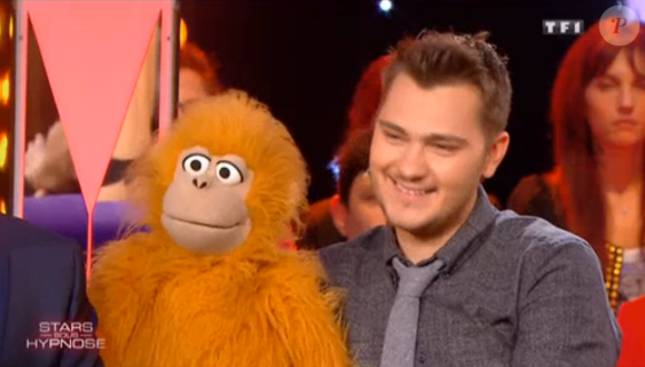 Jeff Panacloc et sa marionnette Jean-Marc, dans Stars sous hypnose, le vendredi 27 novembre 2015 sur TF1.