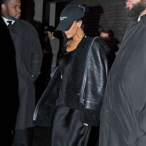 Rihanna et son petit ami Travis Scott à la sortie du club ‘Up and Down' à New York. Elle est porte une casquette avec inscription 'I came to break hearts' (je viens briser des coeurs!) Le 19 novembre 2015