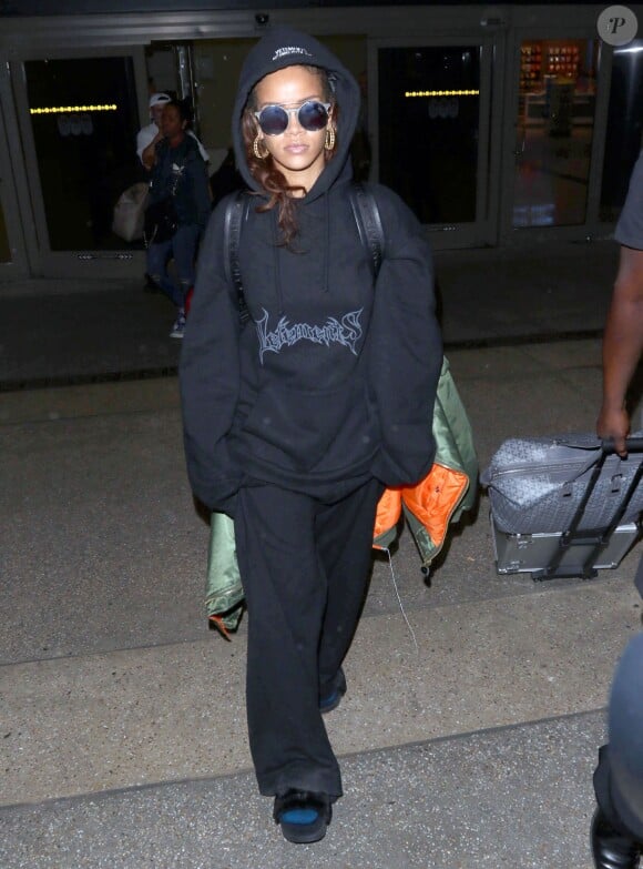 Rihanna arrive à l'aéroport de Los Angeles en provenance de la fashion week de Paris le 7 octobre 2015.