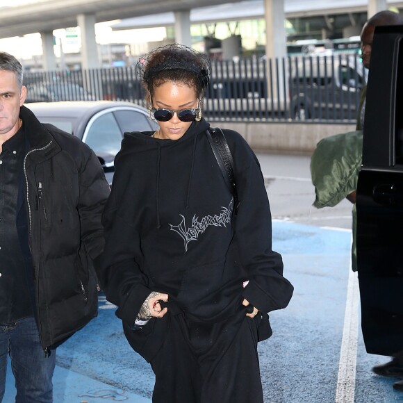 Rihanna quitte Paris et la fashion week pour rejoindre Los Angeles le 6 octobre 2015.