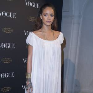 Rihanna (robe Dior Haute Couture, sac Lady Dior) - Soirée pour les 95 ans du magazine Vogue, avenue d'Iena à Paris, le 3 octobre 2015.