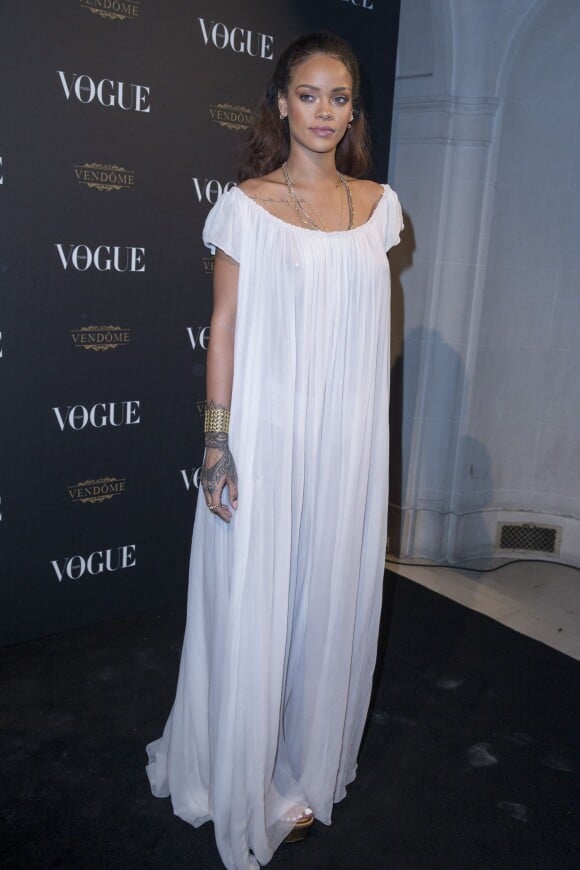 Rihanna (robe Dior Haute Couture, sac Lady Dior) - Soirée pour les 95 ans du magazine Vogue, avenue d'Iena à Paris, le 3 octobre 2015.