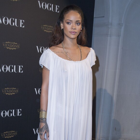 Rihanna (robe Dior Haute Couture, sac Lady Dior) - Soirée pour les 95 ans du magazine Vogue, avenue d'Iena à Paris, le 3 octobre 2015.