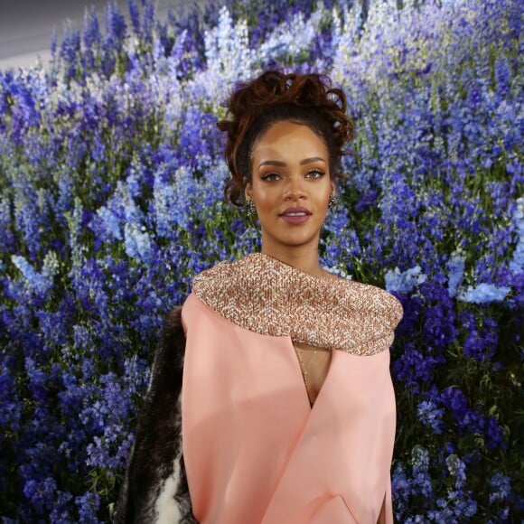 Rihanna - Rihanna au défilé PAP "Christian Dior" printemps / été 2016 à la cour carré du Louvre à Paris le 2 octobre 2015.