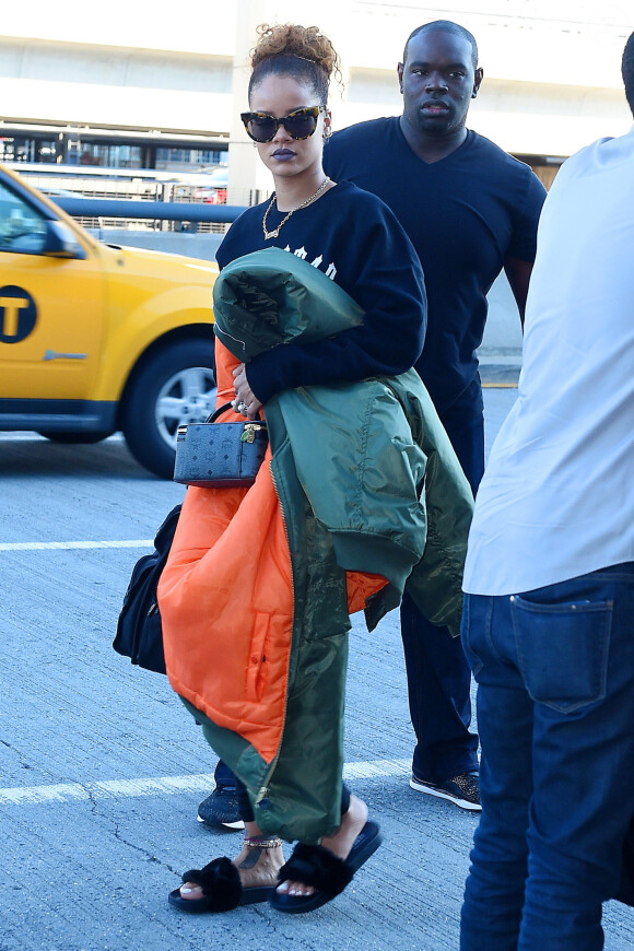 Rihanna prend un vol à l'aéroport de New York, le 14 septembre 2015