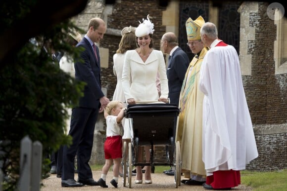 Le prince William, Kate Middleton, le prince George de Cambridge lors du baptême de la princesse Charlotte de Cambridge à Sandringham, le 5 juillet 2015.
