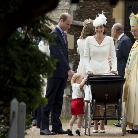 Le prince William, Kate Middleton, le prince George de Cambridge lors du baptême de la princesse Charlotte de Cambridge à Sandringham, le 5 juillet 2015.