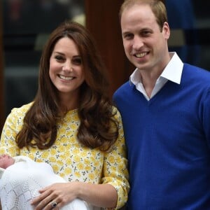 Kate Middleton et le prince William avec la princesse Charlotte de Cambridge quelques heures après sa naissance devant l'hôpital St Mary, le 2 mai 2015