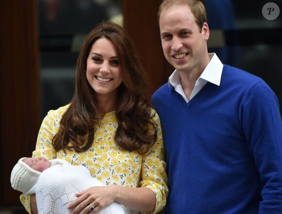Kate Middleton et le prince William avec la princesse Charlotte de Cambridge quelques heures après sa naissance devant l'hôpital St Mary, le 2 mai 2015