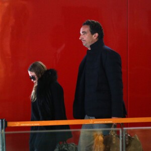 Exclusif - Olivier Sarkozy et sa fiancée Mary-Kate Olsen arrivent pour prendre un avion pour New York à l'aéroport de Paris-Charles-de-Gaulle à Roissy-en-France, le 10 janvier 2015. Olivier Sarkozy et sa fiancée Mary-Kate Olsen ont fait un aller-retour entre New-York et Paris pour assister aux obsèques de Thierry de Ganay, l'oncle de Olivier Sarkozy.