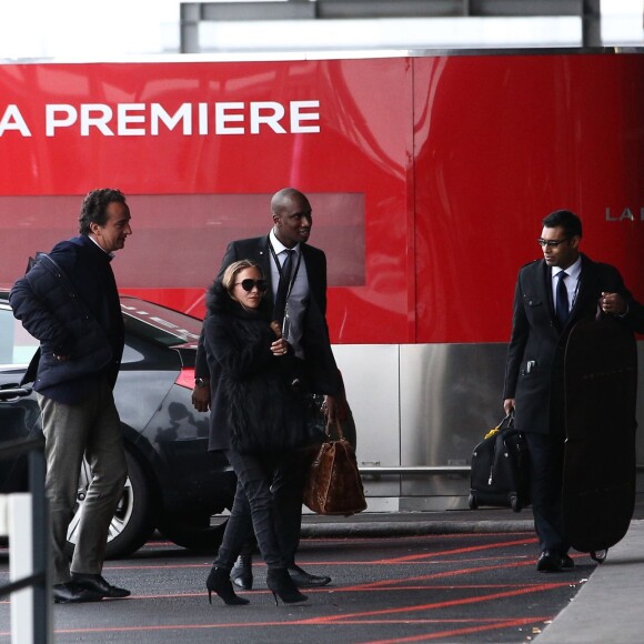 Exclusif - Olivier Sarkozy et sa fiancée Mary-Kate Olsen arrivent pour prendre un avion pour New York à l'aéroport de Paris-Charles-de-Gaulle à Roissy-en-France, le 10 janvier 2015.
