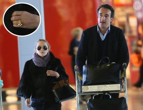 Exclusif - Mary-Kate Olsen et son fiancé Olivier Sarkozy à l'aéroport Roissy-Charles-de-Gaulle pour se rendre à New York après leur séjour à Paris, le 6 avril 2014.