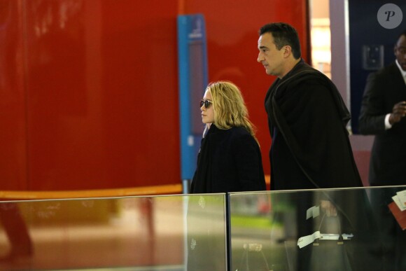 Exclusif - Mary-Kate Olsen et son petit ami Olivier Sarkozy quittent Paris depuis l'aéroport Roissy-Charles de Gaulle après avoir passé quelques jours à Paris. Le 6 janvier 2013.