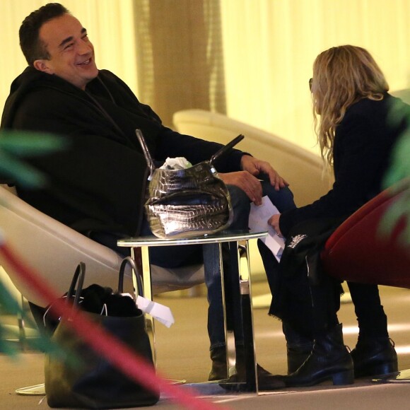 Exclusif - Mary-Kate Olsen et son petit ami Olivier Sarkozy quittent Paris depuis l'aéroport Roissy-Charles de Gaulle après avoir passé quelques jours à Paris. Le 6 janvier 2013.