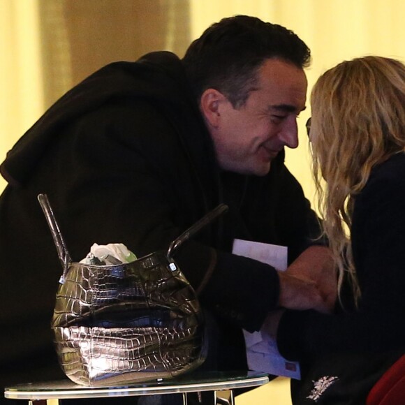 Exclusif - Mary-Kate Olsen et son petit ami Olivier Sarkozy quittent Paris depuis l'aéroport Roissy-Charles de Gaulle après avoir passé quelques jours à Paris le 6 janvier 2013.