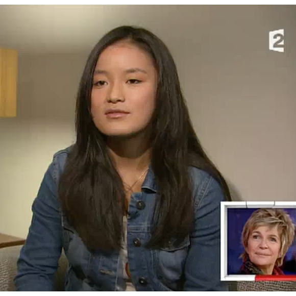 Véronique Jannot émue par le message d'amour de sa fille adoptive dans "Vivement Dimanche" sur France 2, le 29 novembre 2015.