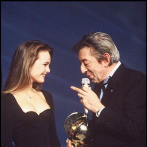 VANESSA PARADIS ET SERGE GAINSBOURG LES VICTOIRES DE LA MUSIQUE 1990  PLAN AMERICAIN FEMININ HOMME CHANTEUR COMPOSITEUR CHANTEUSE ACTRICE RECOMPENSE TROPHEE04/02/1990 - Paris