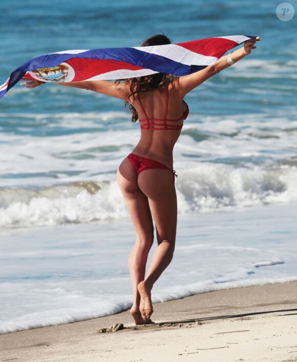 Ari Lezama fait flotter le drapeau du Costa-Rica lors d'une séance photo pour 138 Water à Malibu, le 26 novembre 2015.