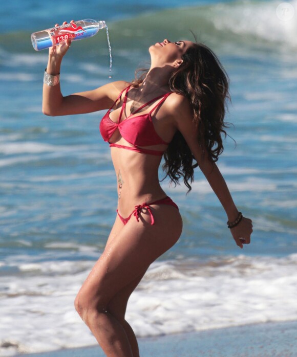 Ari Lezama en pleine séance photo pour 138 Water à Malibu, le 26 novembre 2015.