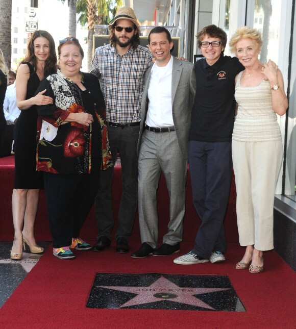 Marin Hinkle, Conchata Ferrell, Ashton Kutcher, Jon Cryer, Angus T. Jones et Holland Taylor sur le célèbre Hollywood Walk of Fame, Los Angeles, le 19 septembre 2011