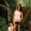 Jade Foret, enceinte de son troisième enfant, et sa fille Liva, en vacances en octobre 2015.