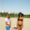 Arnaud Lagardère, Jade Foret et leurs deux filles profitent d'une sortie à la plage, en octobre 2015.