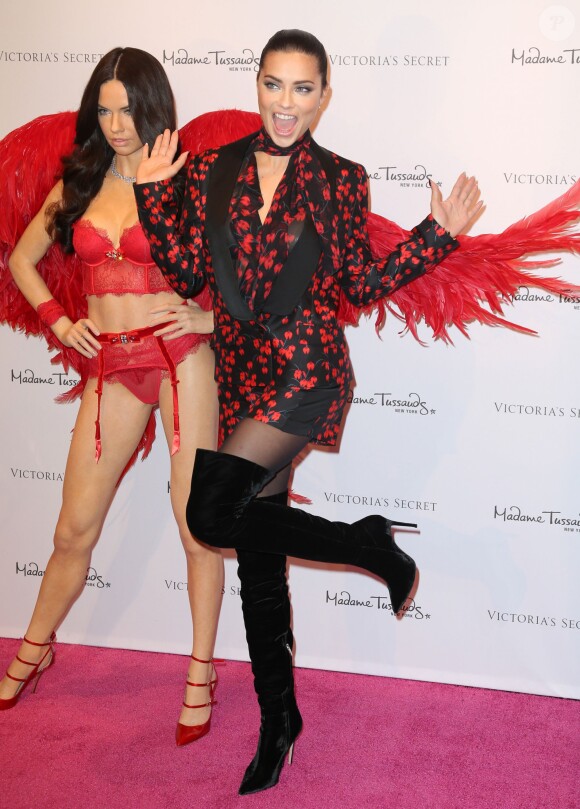 Adriana Lima pose avec sa statue de cire Victoria's Secret au musée Madame Tussauds à New York, le 30 novembre 2015