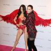 Adriana Lima pose avec sa statue de cire Victoria's Secret au musée Madame Tussauds à New York, le 30 novembre 2015