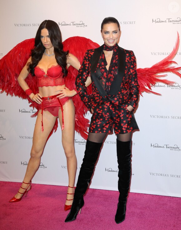 Adriana Lima pose avec sa statue de cire Victoria's Secret au musée Madame Tussauds à New York, le 30 novembre 2015