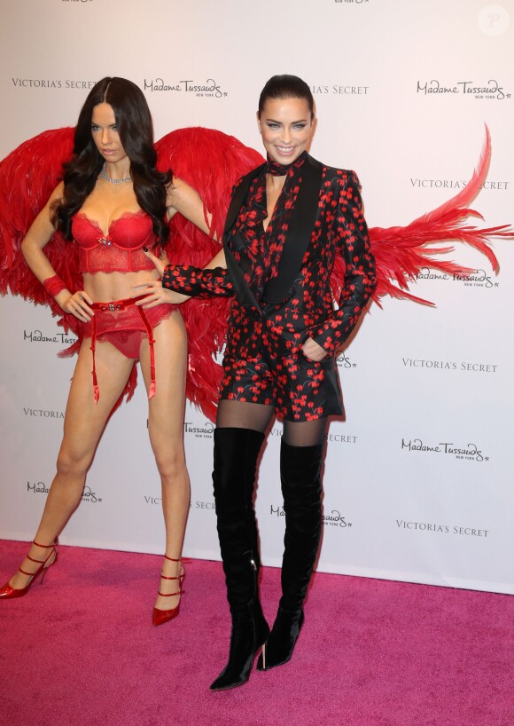 Adriana Lima pose avec sa statue de cire Victoria's Secret au musée Madame Tussauds à New York, le 30 novembre 2015