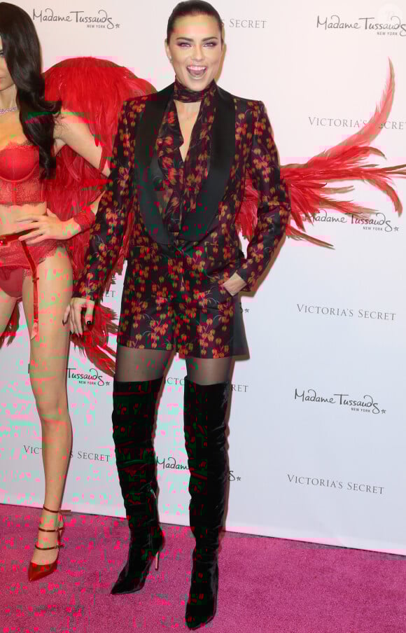 Adriana Lima pose avec sa statue de cire Victoria's Secret au musée Madame Tussauds à New York, le 30 novembre 2015