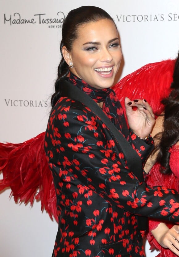Adriana Lima pose avec sa statue de cire Victoria's Secret au musée Madame Tussauds à New York, le 30 novembre 2015
