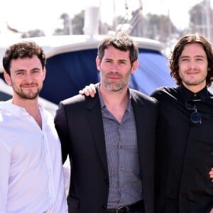 George Blagden (Louis XIV), Jalil Lespert (réalisateur) et Alexander Vlahos (Philippe d'Orléans) présentent la série "Versailles" au MipTV 2015 à Cannes, le 14 avril 2015.