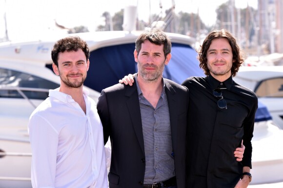 George Blagden (Louis XIV), Jalil Lespert (réalisateur) et Alexander Vlahos (Philippe d'Orléans) présentent la série "Versailles" au MipTV 2015 à Cannes, le 14 avril 2015.