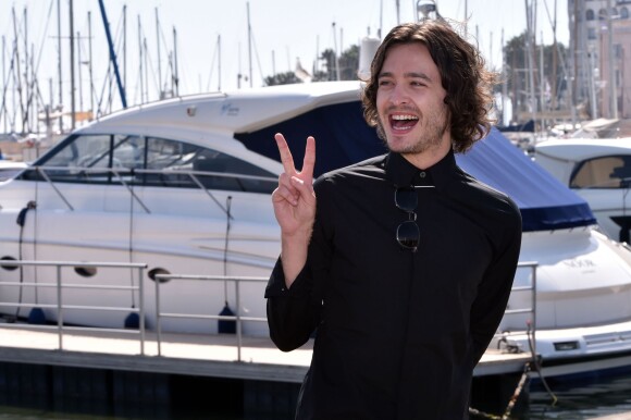 Alexander Vlahos présente la série "Versailles" au MipTV 2015 à Cannes, le 14 avril 2015.