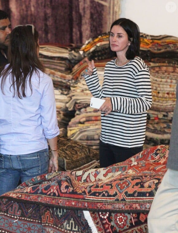 Courteney Cox fait du shopping avec une amie chez un marchand de tapis à West Hollywood, le 17 septembre 2015