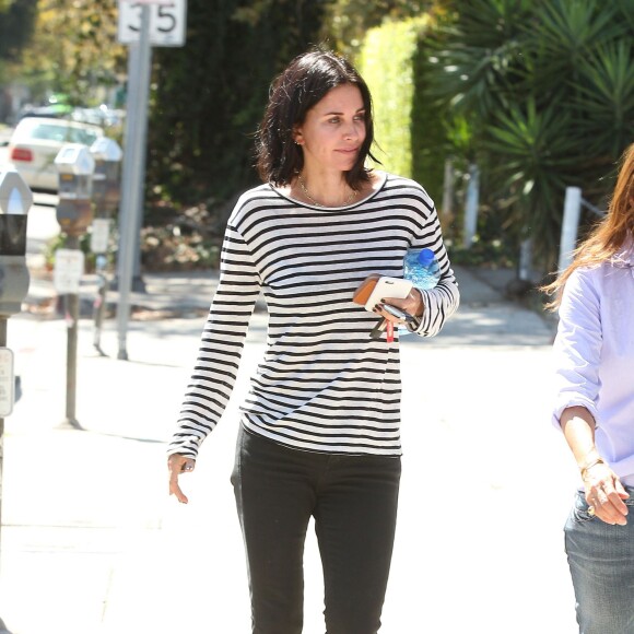 Courteney Cox fait du shopping avec une amie chez un marchand de tapis à West Hollywood, le 17 septembre 2015