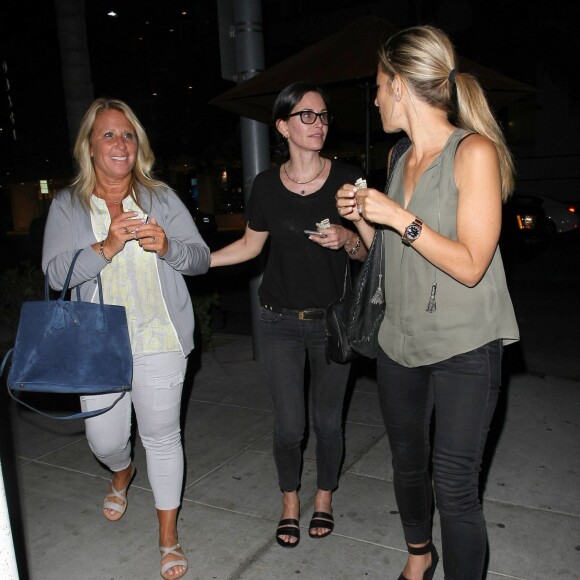 Courteney Cox est allée diner avec des amies à Beverly Hills, le 29 avril  2015