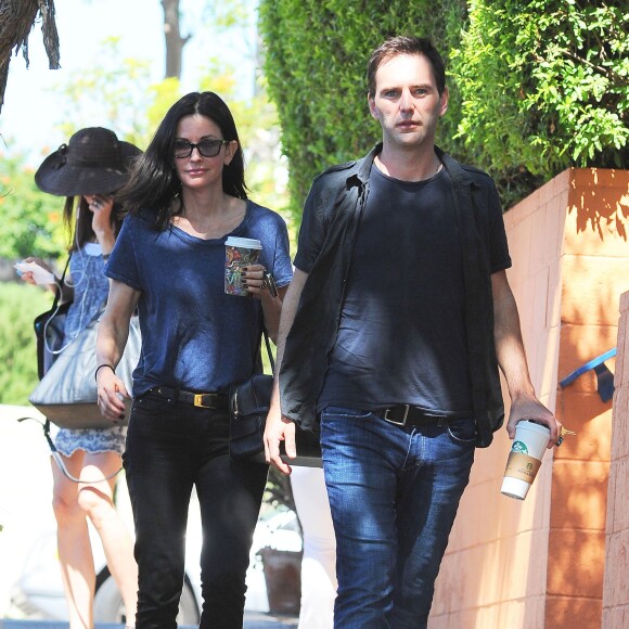 Semi-Exclusif - Courteney Cox et son fiancé Johnny McDaid sont allés acheter des jus de fruits à emporter à Santa Monica. Johnny embrasse Courteney dans la voiture! Le 27 mars 2015