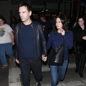 Courteney Cox et son fiancé Johnny McDaid arrivent à l'aéroport de LAX à Los Angeles, le 17 décembre 2014.