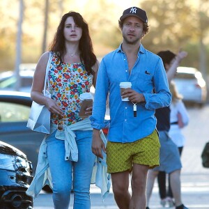 Lana Del Rey et son petit ami Italien Francesco Carrozzini sont allés déjeuner au restaurant Cafe Habana à Malibu, le 5 septembre 2015