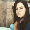 Lana Del Rey semble triste sur une photo d'elle postée sur son compte Instagram à la fin du mois de novembre 2015.