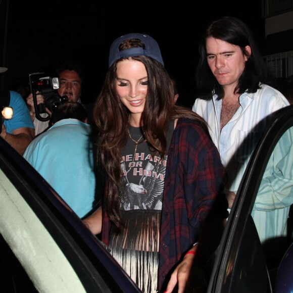 Lana Del Rey et son petit-ami Barrie-James O'Neill a la sortie du club "The Troubadour" a West Hollywood. Le 26 aout 2013