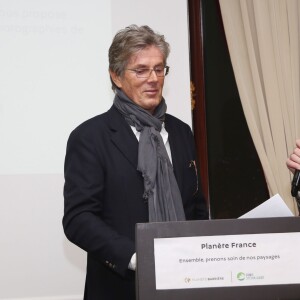 Exclusif - Dominique Desseigne et Sylvain Augier - Vernissage de l'exposition Planète France au Fouquet's Barrière à Paris le 2 décembre 2015. Pendant la COP21, le Fouquet's accueille l'exposition de photographies des paysages Français, réalisées par Fabrice Milochau. ©Denis Guignebourg/Bestimage