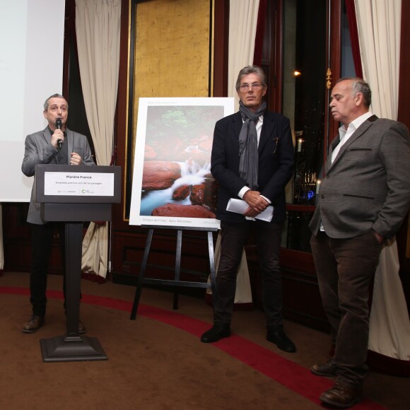 Exclusif - Fabrice Milochau, Dominique Desseigne et Sylvain Augier - Vernissage de l'exposition Planète France au Fouquet's Barrière à Paris le 2 décembre 2015. Pendant la COP21, le Fouquet's accueille l'exposition de photographies des paysages Français, réalisées par Fabrice Milochau. ©Denis Guignebourg/Bestimage