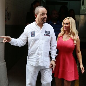 Coco Austin, enceinte, et son mari le rappeur Ice-T à la sortie de « SiriusXM Radio Station » à New York, le 29 juillet 2015