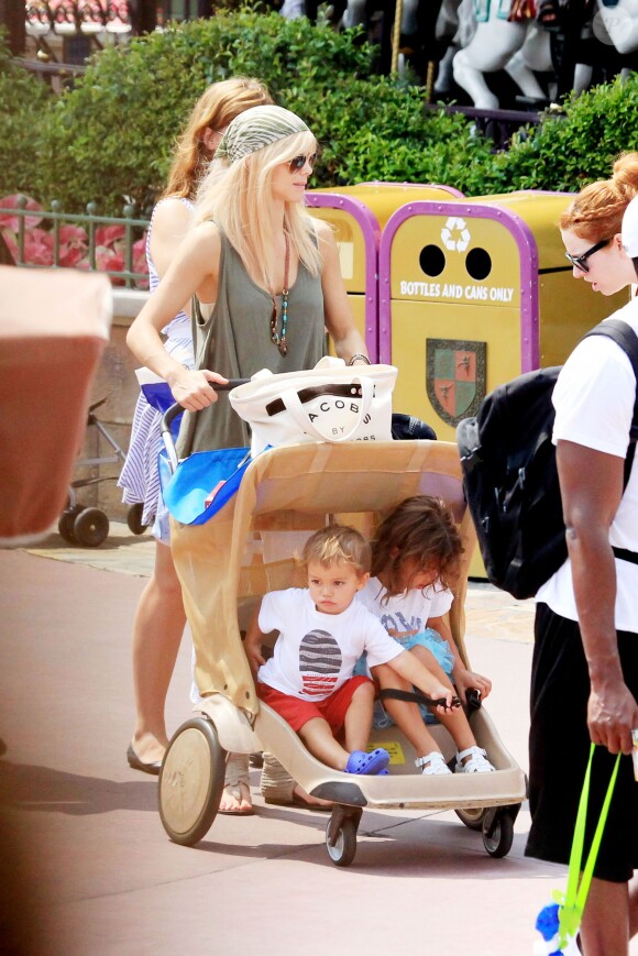 Elin Nordegren et ses enfants Sam et Charlie chez Disney World le 14 juin 2011 à Orlando