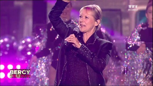 Dorothée interprète Tremblement de terre, lors du concert anniversaire des 30 ans de Bercy, à l'AccorHotels Arena à Paris, le 4 décembre 2015.