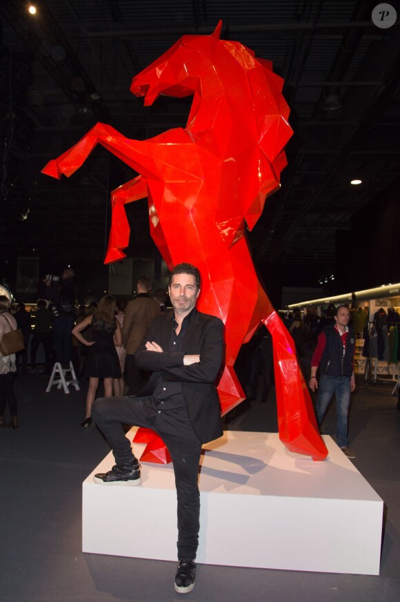 Richard Orlinski devant ses oeuvres lors de la soirée de Gala du Longines Masters de Paris à Villepinte, le 3 décembre 2015