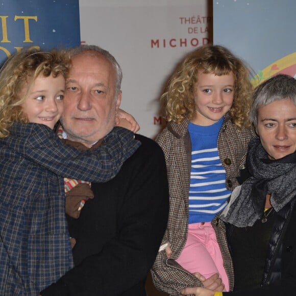 François Berléand avec sa compagne Alexia Stresi et leurs jumelles Adèle et Lucie lors de la générale de la pièce "Il était une fois" au théâtre de la Michodière à Paris le 5 décembre 2015 © Veeren